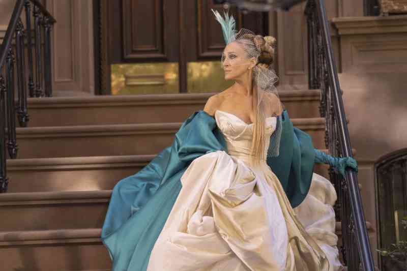 Sarah Jessica Parker como Carrie Bradshaw se casa con un vestido de Vivienne Westwood en Sex and the City