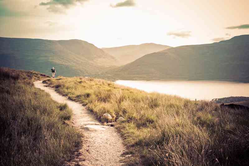 Unas vacaciones de senderismo en Escocia, por ejemplo cerca de Loch Lomond, es una excelente opción para un descanso más ecológico