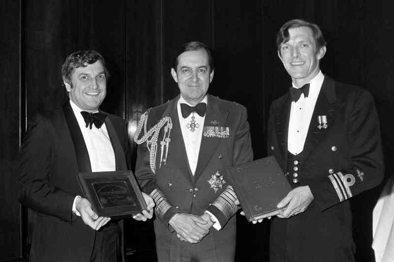 Moody, a la izquierda, recibiendo el Premio Conmemorativo Hugh Gordon-Burge en 1982 por su aterrizaje seguro